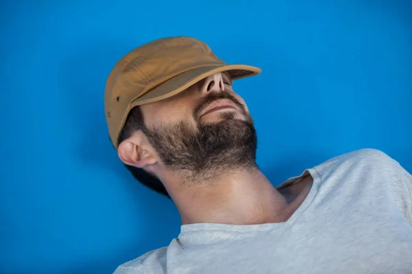 Homem em boné relaxante — Fotografia de Stock