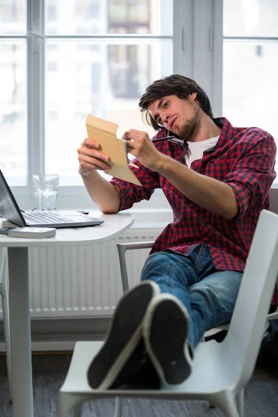 Grafisk formgivare prata telefon — Stockfoto