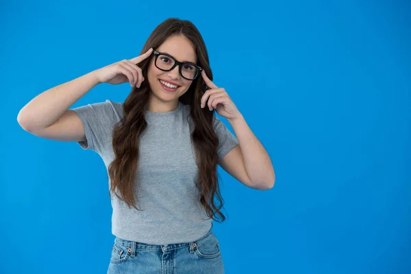 Kvinna i grå t-shirt och glasögon — Stockfoto