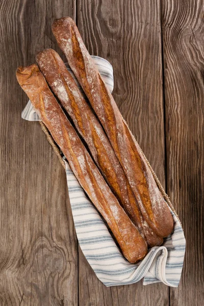 Stokbrood op houten achtergrond — Stockfoto