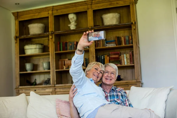 Starší žena selfie z telefonu — Stock fotografie