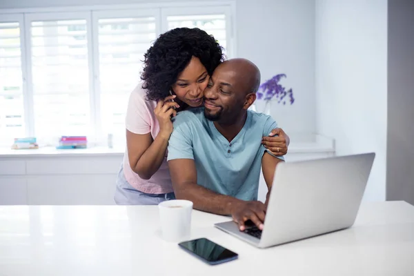 Romantische paar omarmen in woonkamer — Stockfoto