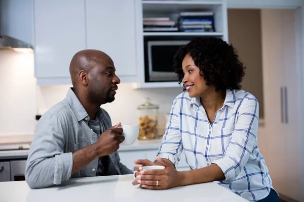 Paar interactie terwijl het hebben van koffie — Stockfoto