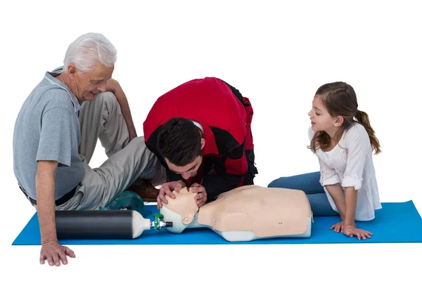 Treinamento paramédico ressuscitação cardiopulmonar para homem e menina — Fotografia de Stock