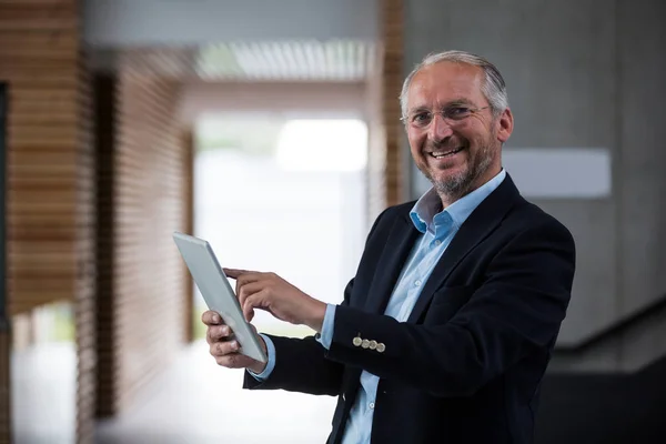 Glada affärsman innehav digital tablett — Stockfoto