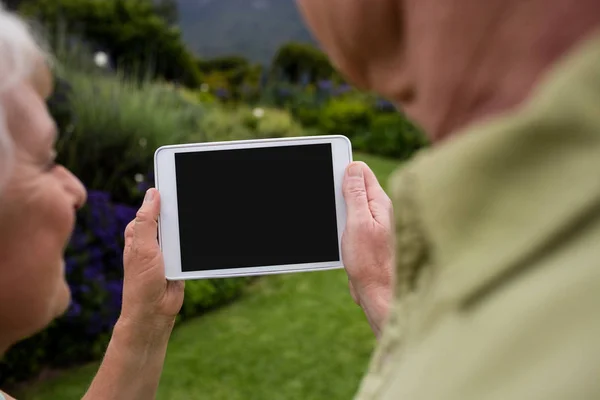 Coppia anziana utilizzando tablet digitale — Foto Stock