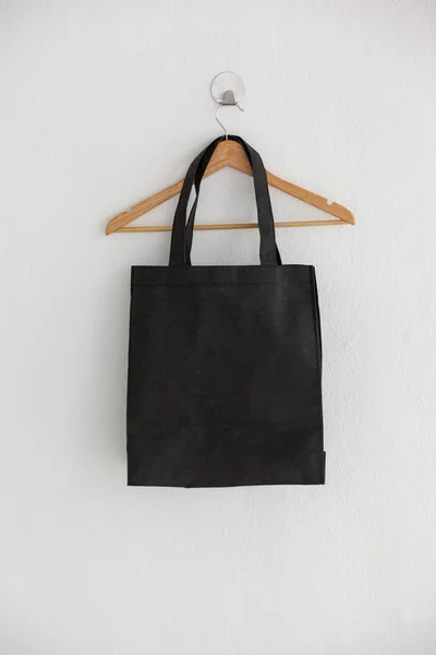 Bolso negro en percha — Foto de Stock