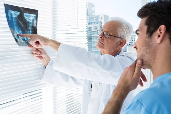 Lékař a lékař diskusi rentgenová zpráva — Stock fotografie
