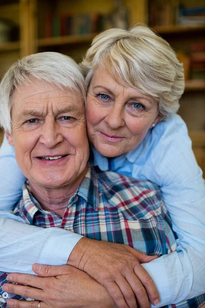 Äldre par omfamnar varandra — Stockfoto