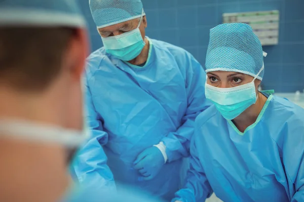 Cirurgiões realizando operação no teatro de operações — Fotografia de Stock