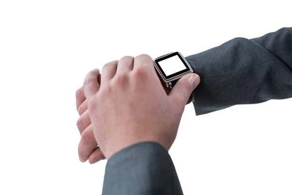 Geschäftsmann überprüft seine Smart Watch — Stockfoto