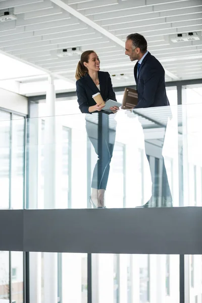 Collega's interactie met elkaar — Stockfoto