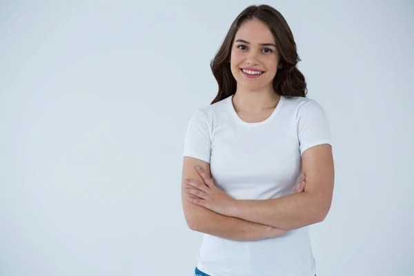 Улыбающаяся женщина в белой футболке — стоковое фото