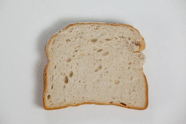 Крупный план ломтика хлеба — стоковое фото