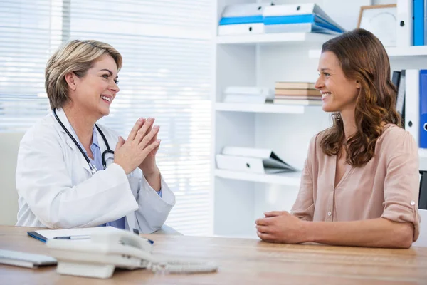 Médico interactuando con el paciente — Foto de Stock