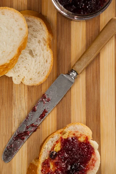 Bread with jam and knife — Stock Photo, Image