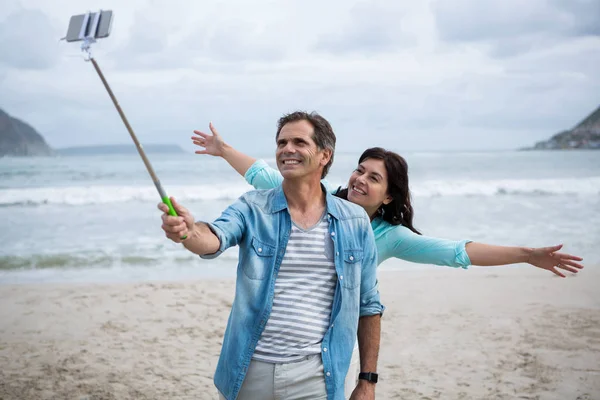 Couple prenant selfie sur la plage — Photo