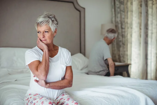 Mujer mayor reflexiva en el dormitorio — Foto de Stock