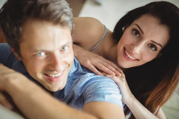 Casal romântico relaxante na cama — Fotografia de Stock