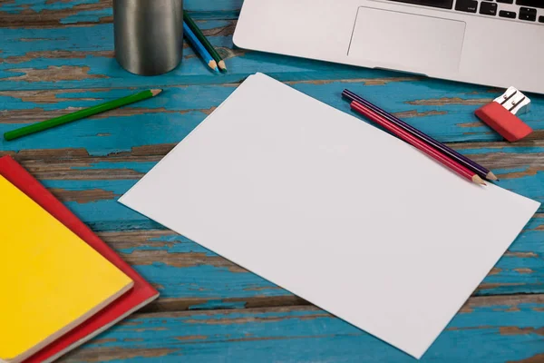 Blankt papper, färgpennor och laptop — Stockfoto