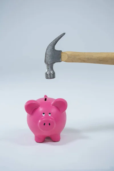 Piggy bank bezig met worden verbrijzeld door hamer — Stockfoto