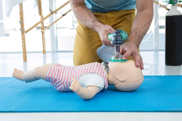 Paramedic practicing cardiopulmonary resuscitation on dummy — Stock Photo, Image