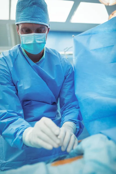 Чоловічий хірург виконує операцію — стокове фото