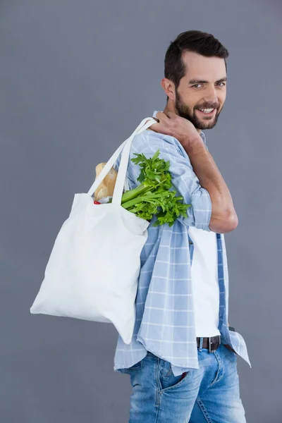Bir bakkal çantası taşıyan adam — Stok fotoğraf