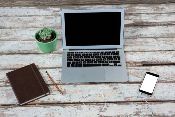 Laptop, smartphone och dagbok med kruka växten — Stockfoto