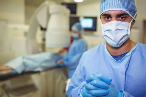 Chirurgo in piedi in sala operatoria — Foto Stock