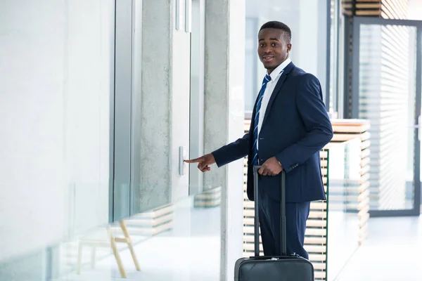 Zakenman indrukken van de knop voor een lift — Stockfoto