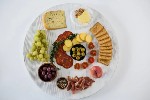 Cheese with grapes, olives, salami, and crackers — Stock Photo, Image