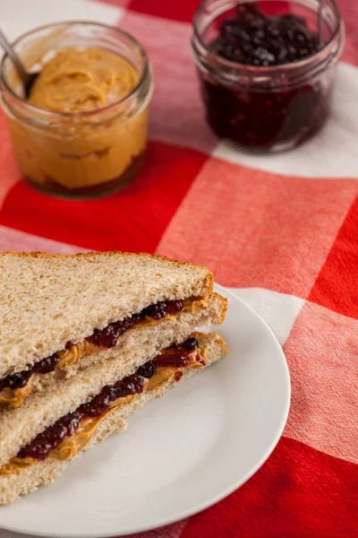 Sanduíche de pão com compota e manteiga de amendoim — Fotografia de Stock