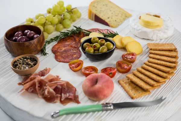 Ser, oliwki, salami, krakersy i nóż — Zdjęcie stockowe