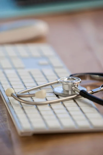 Stethoscope on keyboard in clinic — Stock Photo, Image