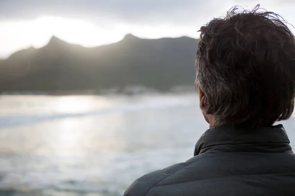 Man op het strand — Stockfoto