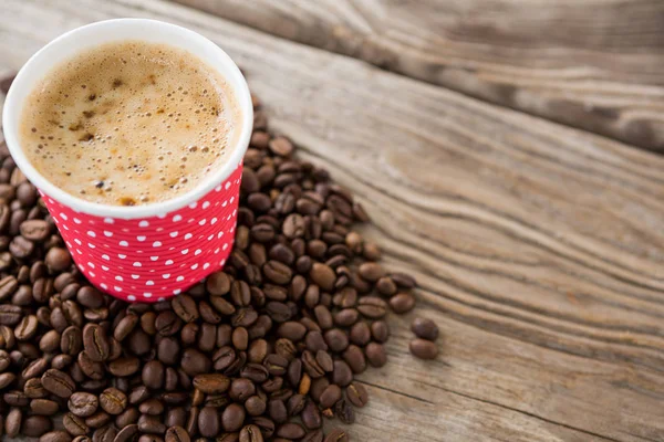 Close-up van koffie met koffiebonen — Stockfoto