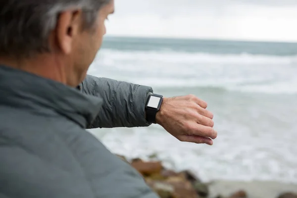 Homme vérifiant l'heure sur smartwatch — Photo