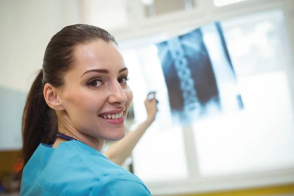 Enfermera examinando informe de rayos X — Foto de Stock