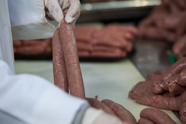 Salsichas de processamento de açougueiro — Fotografia de Stock