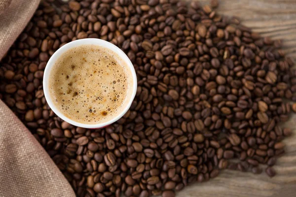 Nahaufnahme von Kaffee mit Kaffeebohnen — Stockfoto