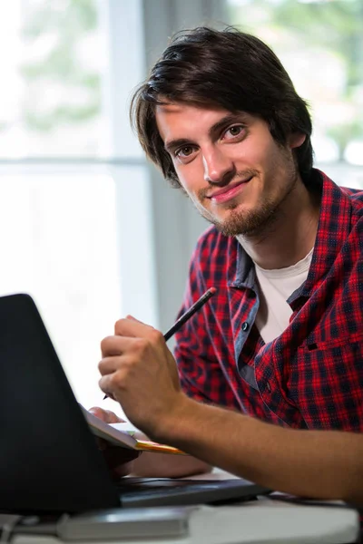 Grafisch ontwerper schrijven in een dagboek — Stockfoto