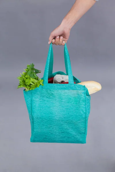 Mano de una mujer sosteniendo bolsa de comestibles — Foto de Stock