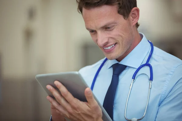 Médico masculino usando tablet no corredor — Fotografia de Stock