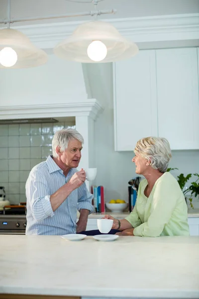 Senior paar met koffie op eettafel — Stockfoto