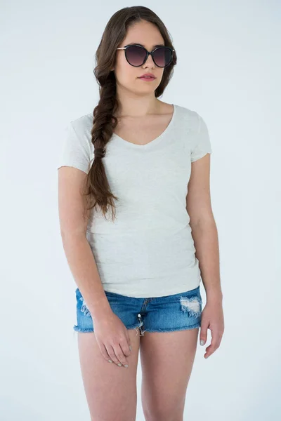 Женщина в белой футболке и солнечных очках — стоковое фото