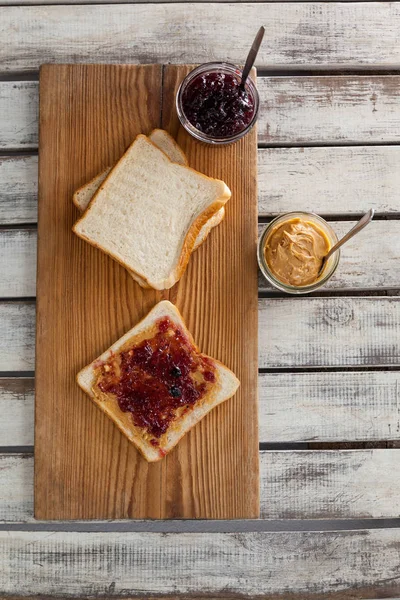 Pan con mermelada y mantequilla de maní —  Fotos de Stock