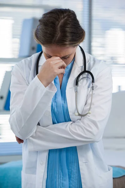 Médico preocupado de pie con la mano en la cabeza — Foto de Stock