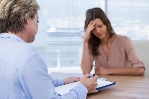 Angespannter Patient konsultiert Arzt — Stockfoto