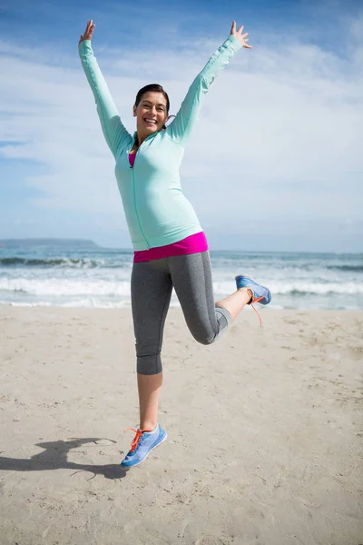 Aufgeregte Frau springt am Strand — Stockfoto